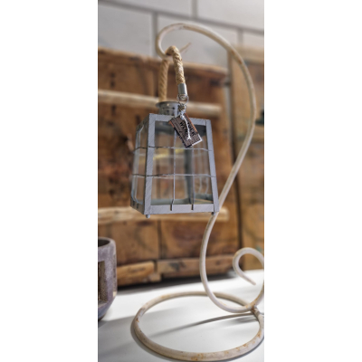 Metalen hanger met lantaarn