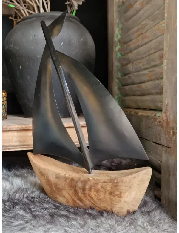 Zeilboot van hout en metaal