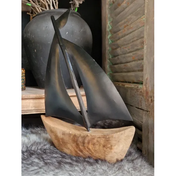Zeilboot van hout en metaal