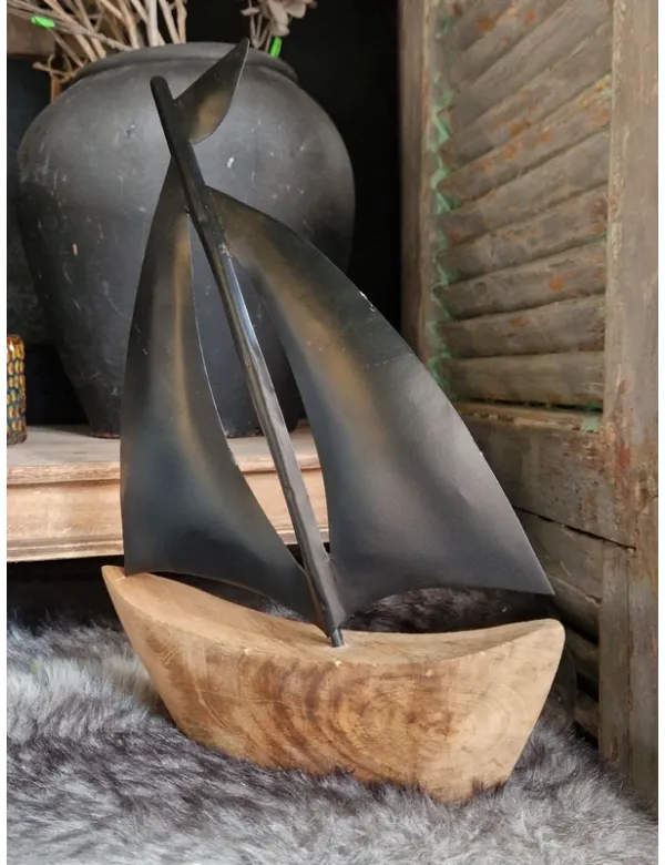 Zeilboot van hout en metaal