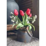 Glazen pot met bos kunstbloemen