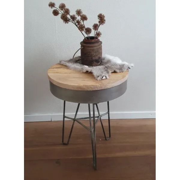 Bijzettafel van mangohout met metalen frame