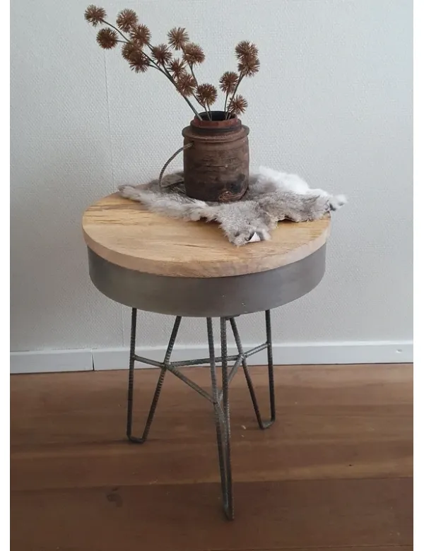 Bijzettafel van mangohout met metalen frame